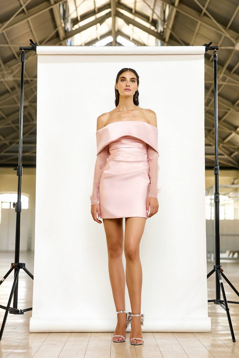 Robe courte de cérémonie avec manches longue à Marseille centre ville 