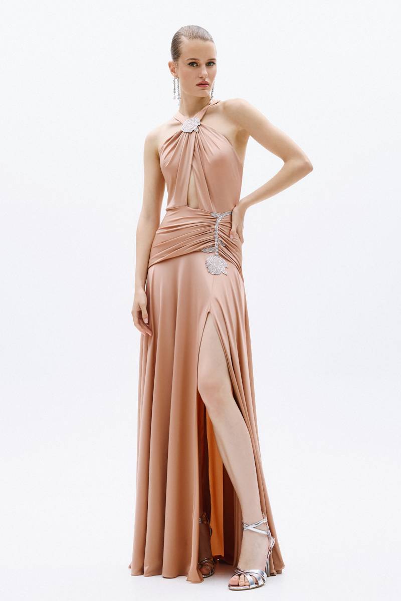 Robe longue de soirée satinée avec décolleté américain à La Valentine prés de Marseille