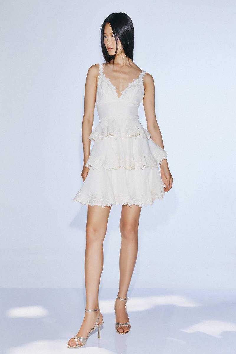 Robe courte en lin pour brunch de mariage à La Penne-sur-Huveaune prés de Marseille. 