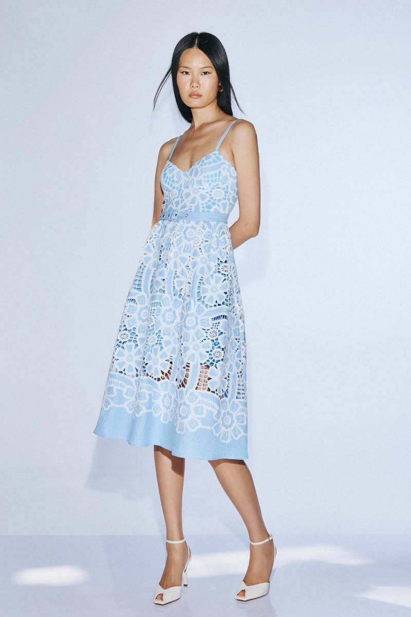 Robe de cocktail bleu en dentelle pour une invitée à un mariage à La Valentine prés de Marseille 