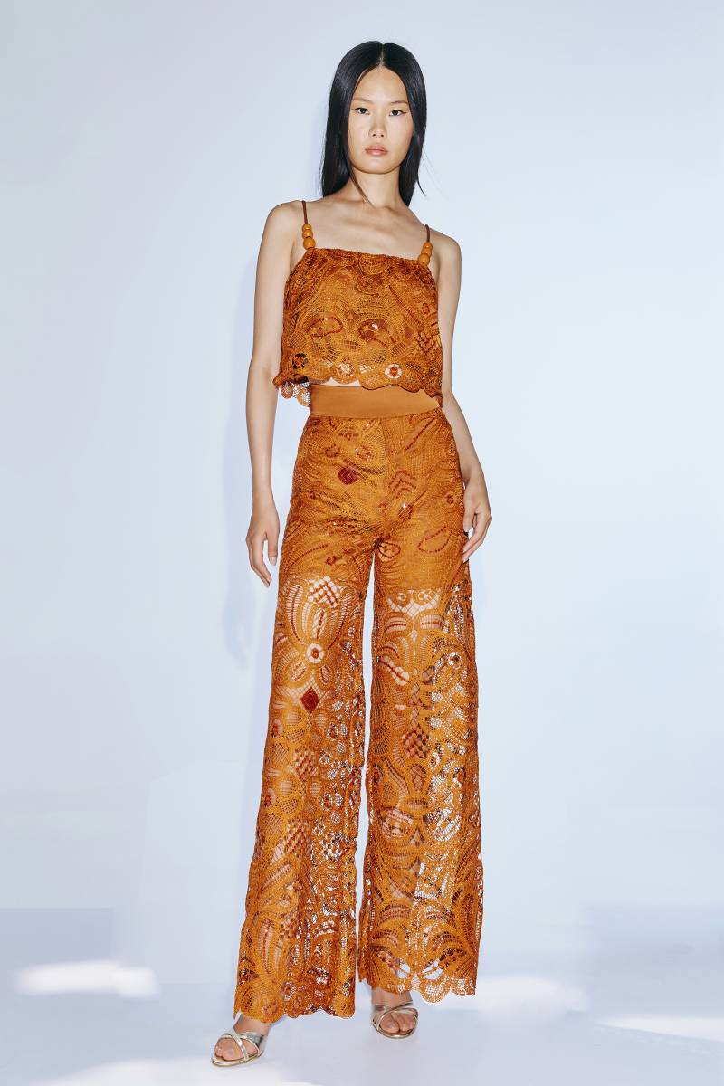 Ensemble pantalon et top de cocktail terracotta dans Le Rôve prés de Marseille. 