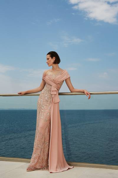 Robe de cocktail avec étole sur les épaules