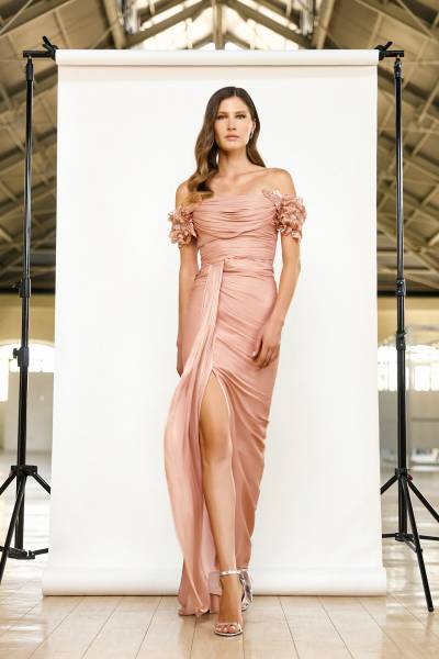 Robe longue de soirée rose pâle pour maman de la mariée à La Valentine prés de Marseille. 