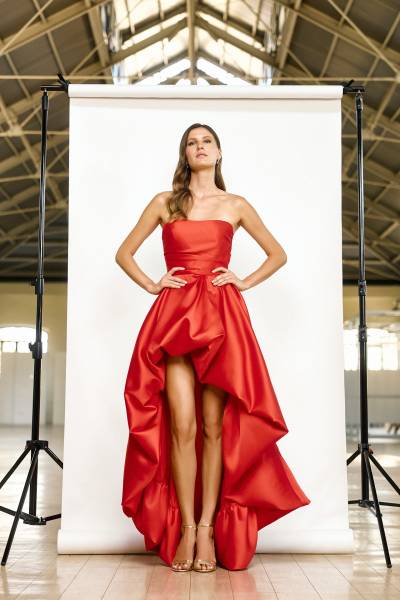 Robe asymétrique courte devant et longue à l'arrière rouge à La Valentine proche de Marseille.