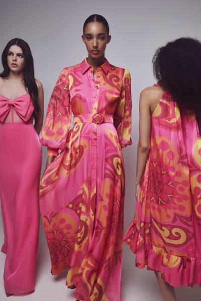 Robe de cocktail longue avec imprimé rose et orange au centre-ville de Marseille 