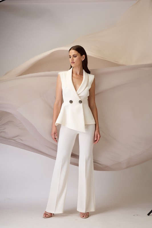 Tailleur pantalon ivoire au centre-ville de Marseille